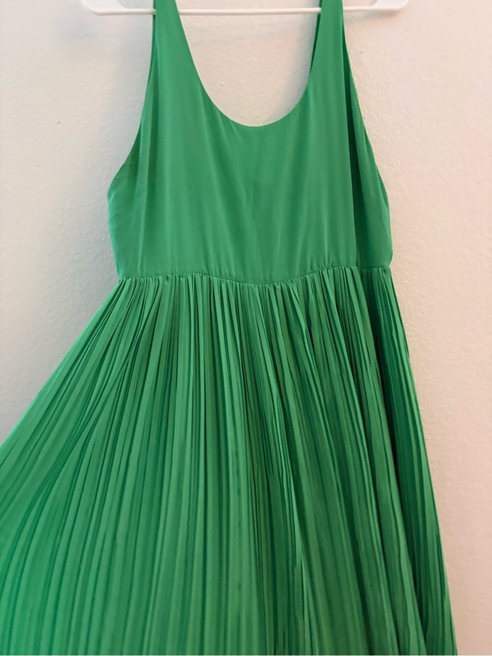Alice + Olivia Bright Green Silk Pleated Backless Cocktail Dress - Picture 6 of 12